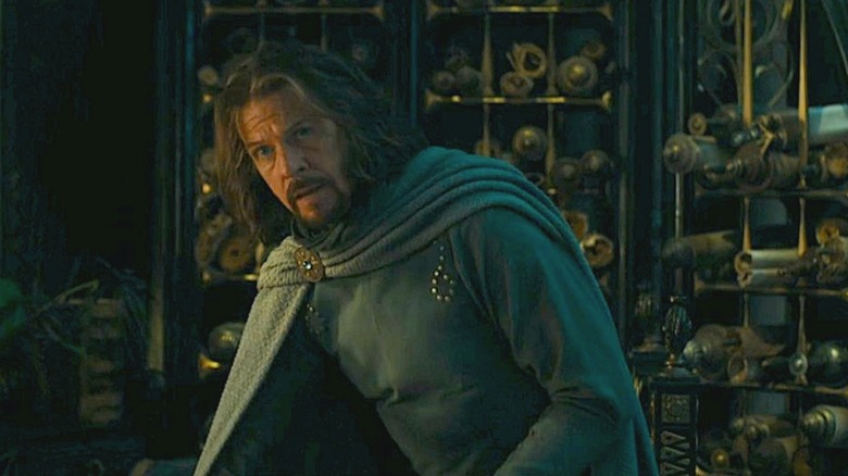 Elendil in green cloak