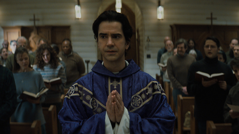 Hamish Linklater in Midnight Mass