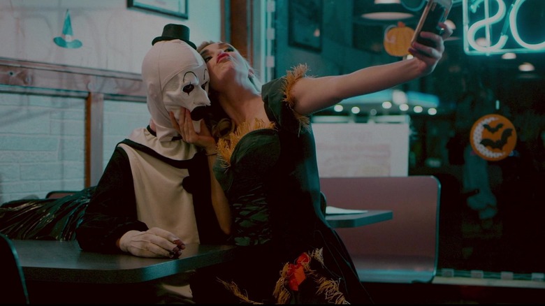 Dawn takes a selfie with Art in Terrifier